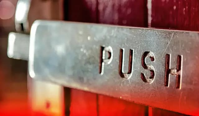 When to Push or Fold in Online Poker